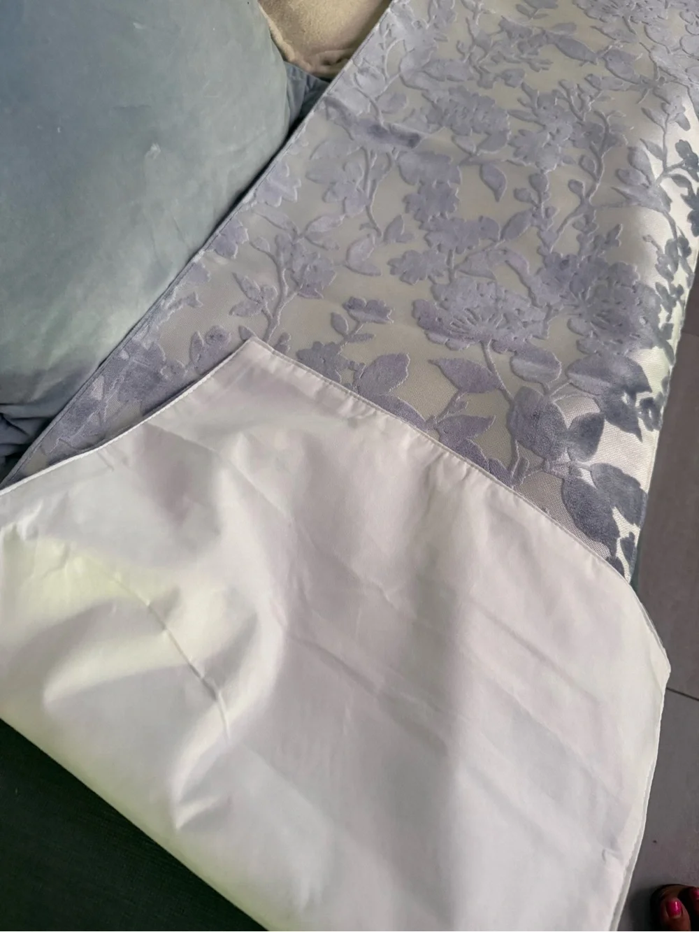 Runner velvet light blue with white background